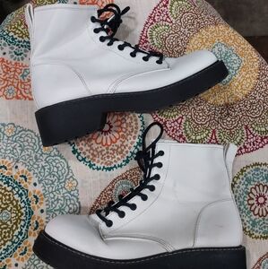 Madden Girl White Lace-Up Women's Boots Size 8.5